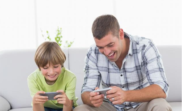 長期低頭玩手機(jī)會(huì)導(dǎo)致耳聾嗎 突發(fā)性耳聾聽力還能恢復(fù)嗎