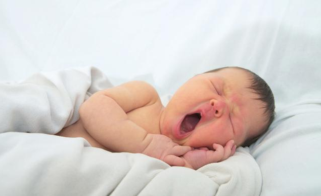 夏季寶寶睡覺需要蓋被子嗎 夏季燥熱寶寶入睡難怎么辦