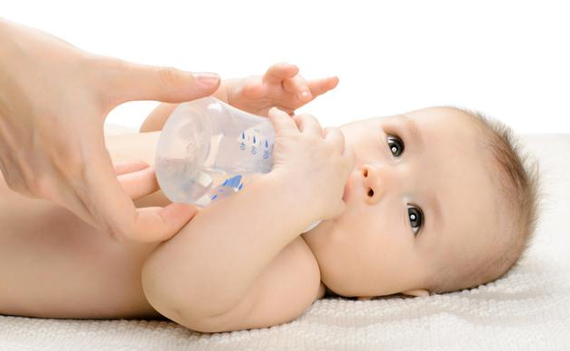 寶寶吃奶總是吃吃停停是吃飽了嗎 寶寶餓了有什么表現