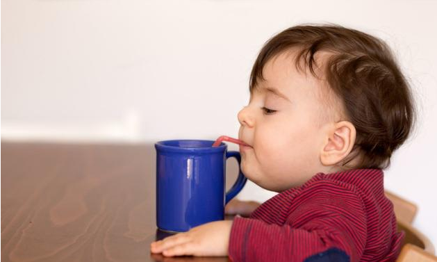 夏天天氣熱寶寶要多喝水嗎 怎么培養(yǎng)寶寶夏季喝水的好習(xí)慣