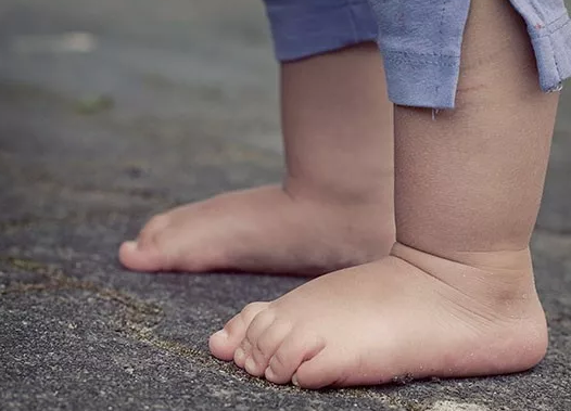 到底能不能讓寶寶光著腳丫子 寶寶光腳有好處嗎? 到底能不能讓寶寶光著腳丫子 寶寶光腳有好處嗎?