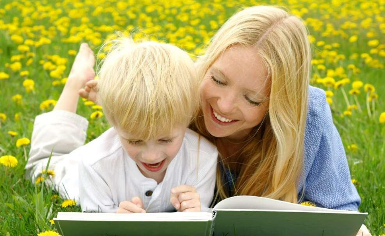 寶寶一看書就走神怎么辦 怎么提高孩子對看書的興趣