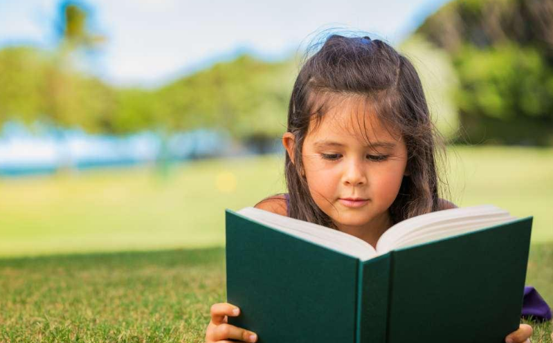 寶寶一看書就走神怎么辦 怎么提高孩子對看書的興趣