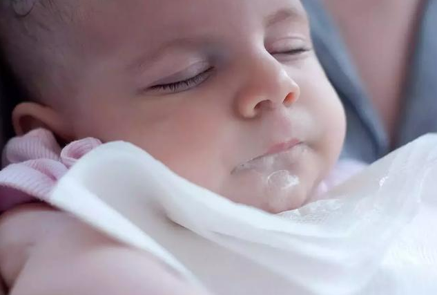 寶寶吐奶會得肺炎嗎 寶寶吐奶能立馬抱起來拍嗎