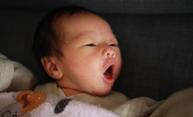 寶寶吐奶會得肺炎嗎 寶寶吐奶能立馬抱起來拍嗎