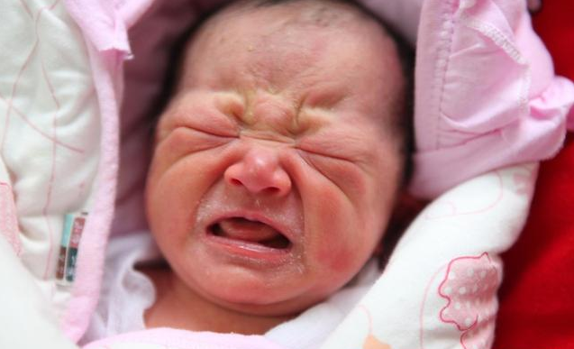 寶寶吐奶會得肺炎嗎 寶寶吐奶能立馬抱起來拍嗎