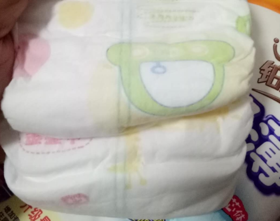 小歪歪鉑金和好奇鉑金哪個好 小歪歪鉑金紙尿褲對比測評