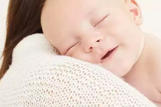 新生兒能不能搖抱 哪些抱寶寶的姿勢是錯誤的 