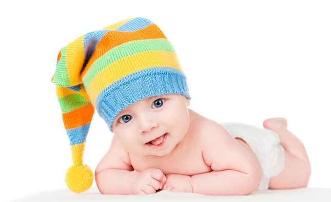 新生兒愛握拳正常嗎 寶寶的手什么時候會張開