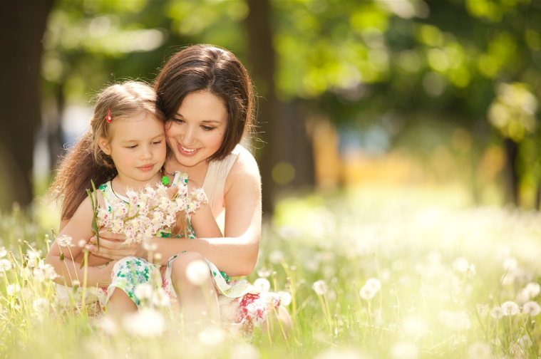 怎么給新生寶寶來拍嗝 新生兒正確拍嗝手法