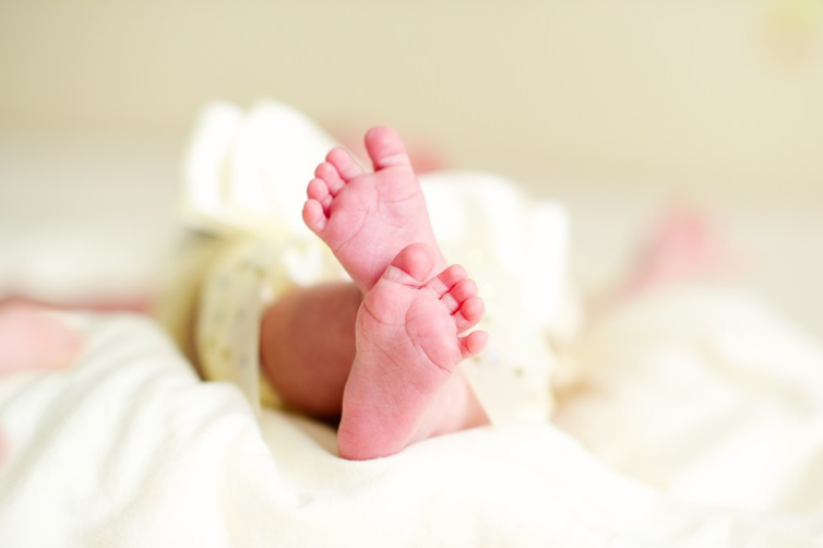 怎么給新生寶寶來拍嗝 新生兒正確拍嗝手法