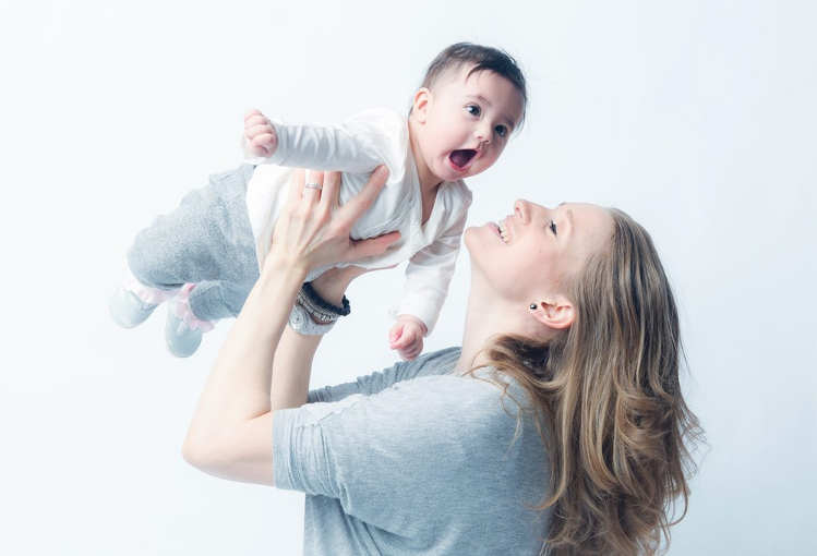 寶寶墜床后第一時間怎么做好 孩子墜床后怎么看孩子的傷勢 寶寶墜床后第一時間怎么做好 孩子墜床后怎么看孩子的傷勢