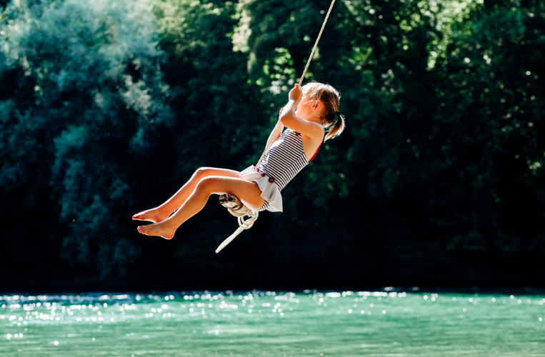 怎么帶孩子玩秋千才安全 孩子想玩秋千家里沒有怎么辦