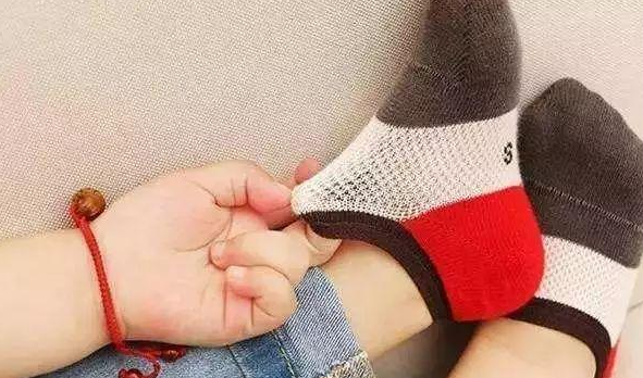 寶寶為什么喜歡扯襪子 寶寶可以不穿襪子光腳玩嗎