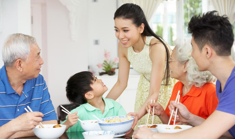 怎么讓孩子愛上吃飯 孩子不愛吃飯怎么做讓他喜歡吃飯 怎么讓孩子愛上吃飯 孩子不愛吃飯怎么做讓他喜歡吃飯