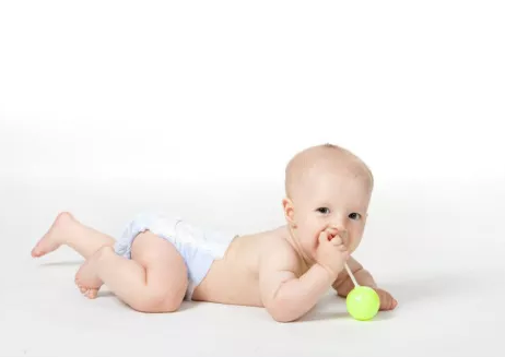 寶寶不會走路能穿鞋子嗎 不會走路的寶寶不要過早穿鞋子