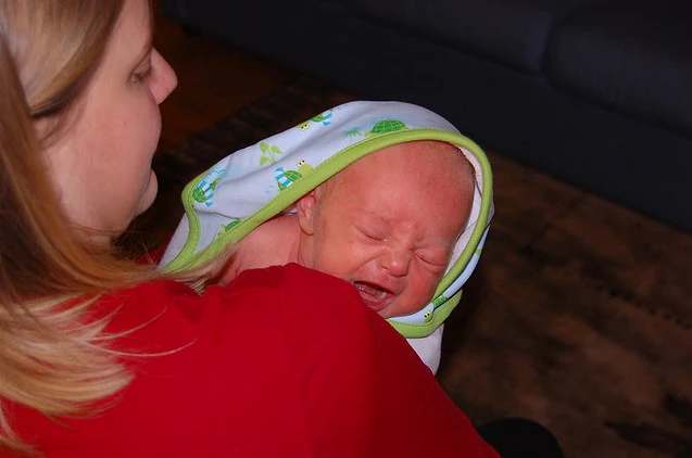 寶寶睡前哭鬧不止要哄嗎 寶寶睡前哭鬧不止如何安撫 寶寶睡前哭鬧不止要哄嗎 寶寶睡前哭鬧不止如何安撫