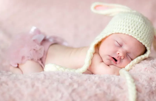 新生兒一天睡七八個小時正常嗎 新生兒需要睡多久
