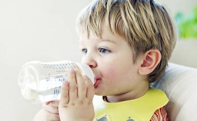 寶寶多大戒奶瓶比較好 怎么幫助寶寶戒掉奶瓶