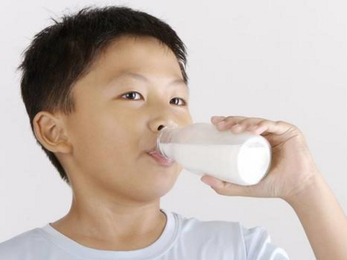 這些牛奶孩子喝了根本沒有用 孩子怎么樣喝牛奶好