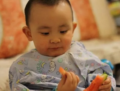 寶寶長牙了能吃西瓜嗎 給寶寶榨西瓜汁喝好不好