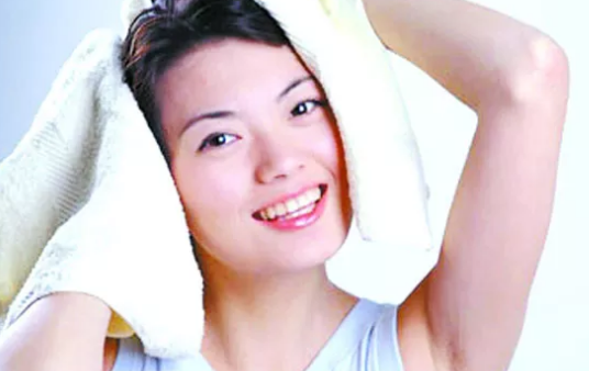 月子期洗完頭能用吹風機嗎 月子期洗頭發要注意什么 月子期洗完頭能用吹風機嗎 月子期洗頭發要注意什么