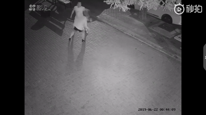 男子當街暴打女孩是怎么回事 綿陽深夜被打女子找到了嗎