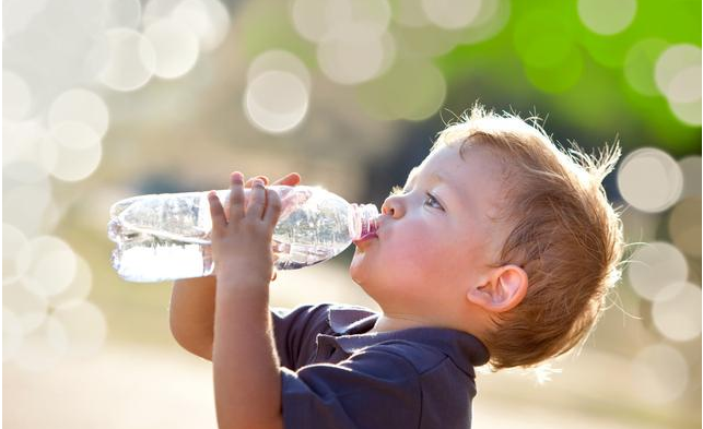 給孩子補充水分應避免的幾個誤區 夏天怎么正確給孩子補水