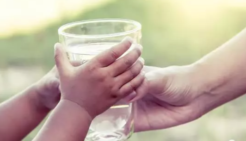 嬰幼兒到底要不要喝水 寶寶喝水有什么禁忌