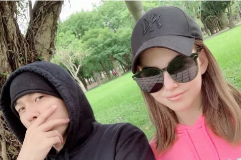 周杰倫與兒子羅密歐照片 周杰倫與兒子穿親子裝散步