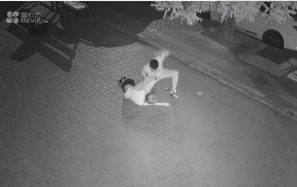 暴打女孩嫌疑人被抓 嫌疑人暴打女孩的原因是什么