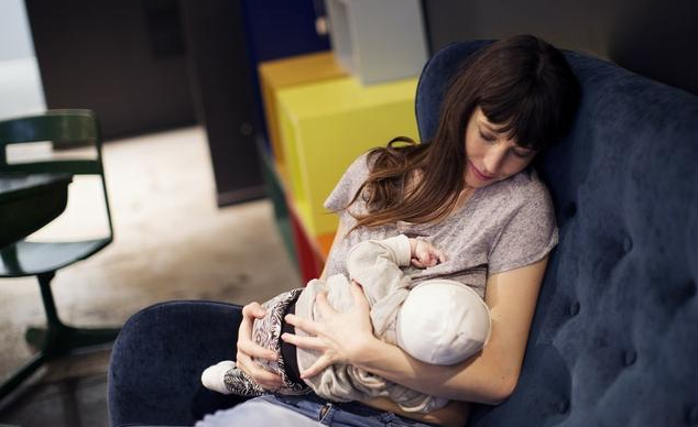 產(chǎn)后漲奶能讓老公吸嗎 產(chǎn)后漲奶痛怎么辦 產(chǎn)后漲奶能讓老公吸嗎 產(chǎn)后漲奶痛怎么辦