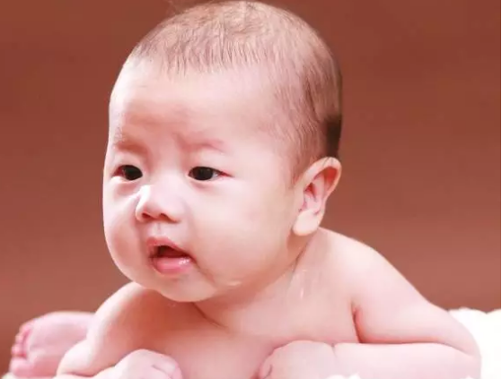 小孩夏天剃光頭好不好為什么 寶寶夏天剃光頭頭發(fā)變少是怎么回事