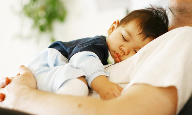 孩子愛摸媽媽乳房會性早熟嗎 孩子愛摸媽媽乳房怎么教育