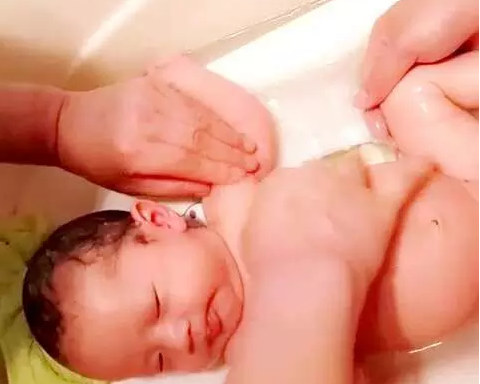 寶寶害怕洗澡是怎么了 寶寶害怕洗澡怎么辦 寶寶害怕洗澡是怎么了 寶寶害怕洗澡怎么辦