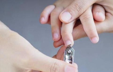 新生兒多久能剪指甲 新生兒剪指甲有講究嗎 