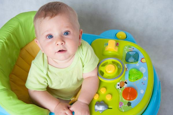 用學步車能教孩子學走路嗎 用學步車教孩子走路安不安全