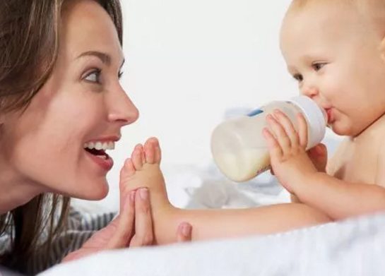 寶寶什么時候必須戒奶瓶 寶寶奶瓶什么時候戒最合適