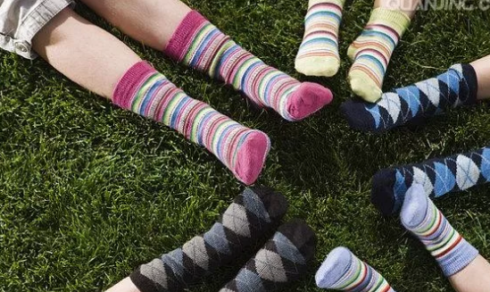 新生兒穿襪子還是套腳 如何給新生兒選襪子