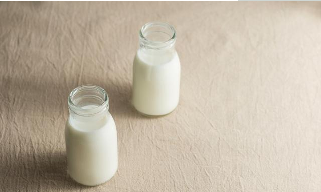 生牛乳和脫脂奶粉有什么區(qū)別 生牛乳和脫脂奶粉哪個更好