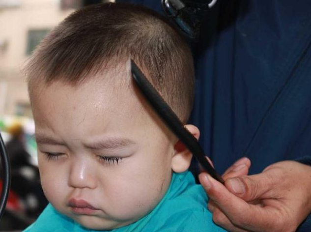 剃光頭能讓孩子頭發變得又黑又濃密嗎 怎么讓孩子長出又黑又濃密的頭發