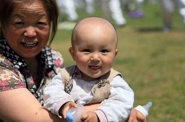 孩子是自己帶還是老人帶好 隔代育兒有什么弊端 孩子是自己帶還是老人帶好 隔代育兒有什么弊端