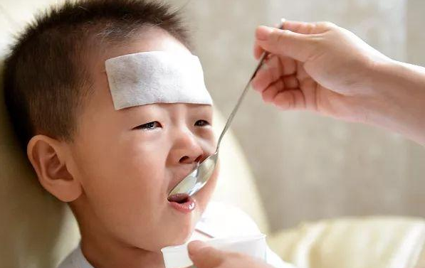 連續(xù)發(fā)燒會(huì)燒成肺炎嗎 判斷孩子肺炎有哪些表現(xiàn)