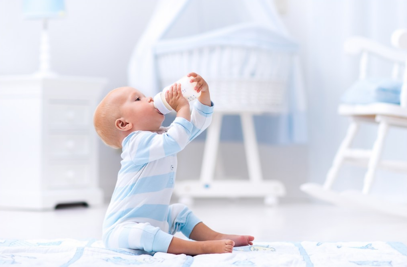 為什么孩子吃奶的時候會被奶嗆到 寶寶嗆奶原因解答 為什么孩子吃奶的時候會被奶嗆到 寶寶嗆奶原因解答