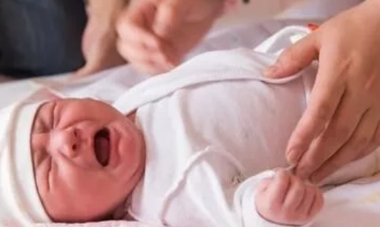 寶寶餓了還是腸絞痛怎么看 寶寶腸絞痛的癥狀有哪些 寶寶餓了還是腸絞痛怎么看 寶寶腸絞痛的癥狀有哪些