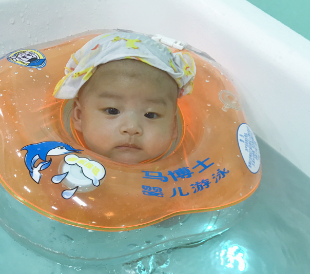 寶寶第一次游泳語(yǔ)錄 帶寶寶游泳的心情說(shuō)說(shuō)
