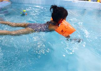 寶寶第一次游泳語錄 帶寶寶游泳的心情說說