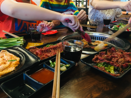 吃烤肉說(shuō)說(shuō)心情短語(yǔ) 和朋友吃烤肉說(shuō)說(shuō)朋友圈 吃烤肉說(shuō)說(shuō)心情短語(yǔ) 和朋友吃烤肉說(shuō)說(shuō)朋友圈