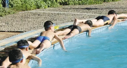 帶孩子去游泳館游泳的朋友圈說說 陪孩子游泳發(fā)朋友圈說說句子