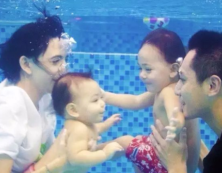 帶孩子去游泳館游泳的朋友圈說說 陪孩子游泳發(fā)朋友圈說說句子